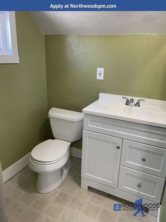 Building Photo - Very Cute 1 bed 1 bath upstairs unit, with...