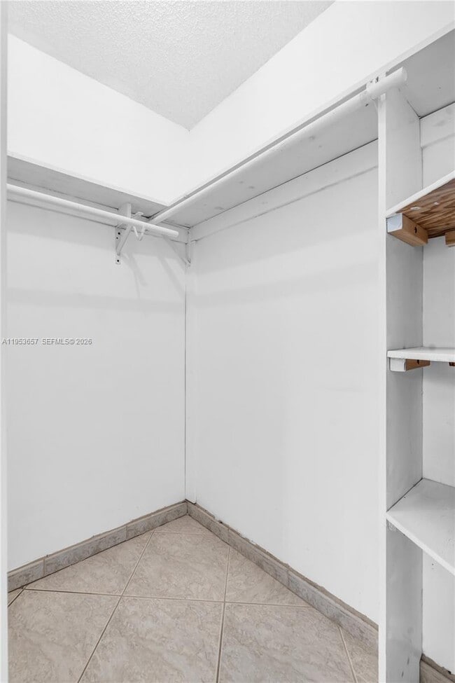 Building Photo - 9421 Fontainebleau Blvd