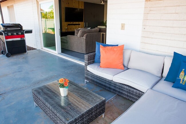 Building Photo - Gorgeous Fully Furnished 3 Bd 2 Bath Vacat...