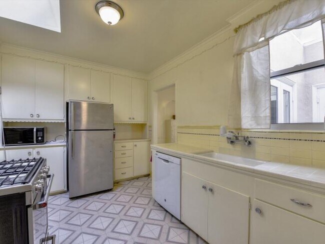 Building Photo - 3 bedroom in San Francisco CA 94118