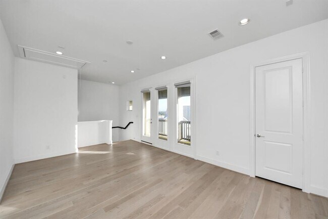 Building Photo - 4005 Woodshire Vlg Ests