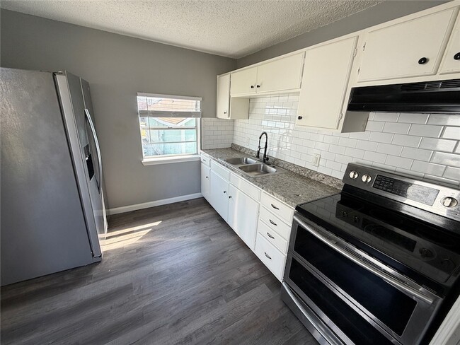 Building Photo - 5616 Avenue R