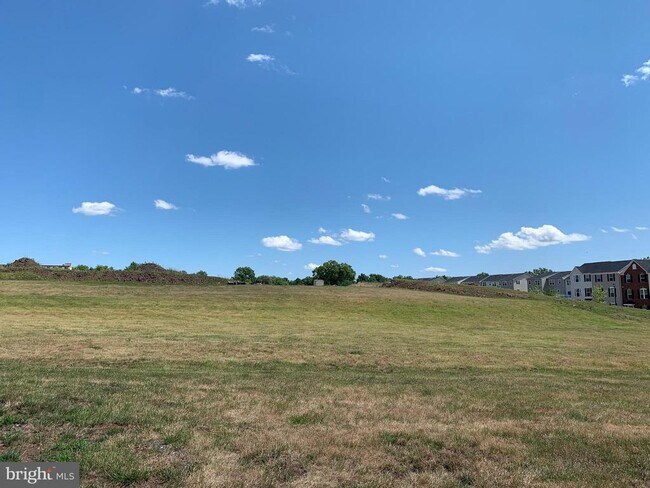 Building Photo - 652 E Chestnut St