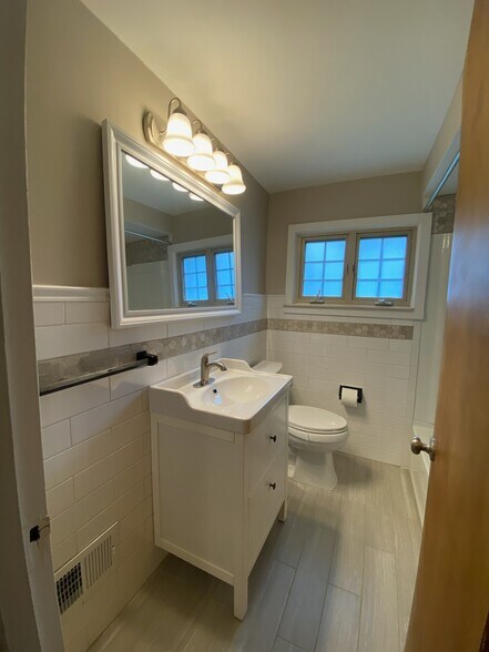 Second floor bathroom bathroom - 2534 Oliver Rd