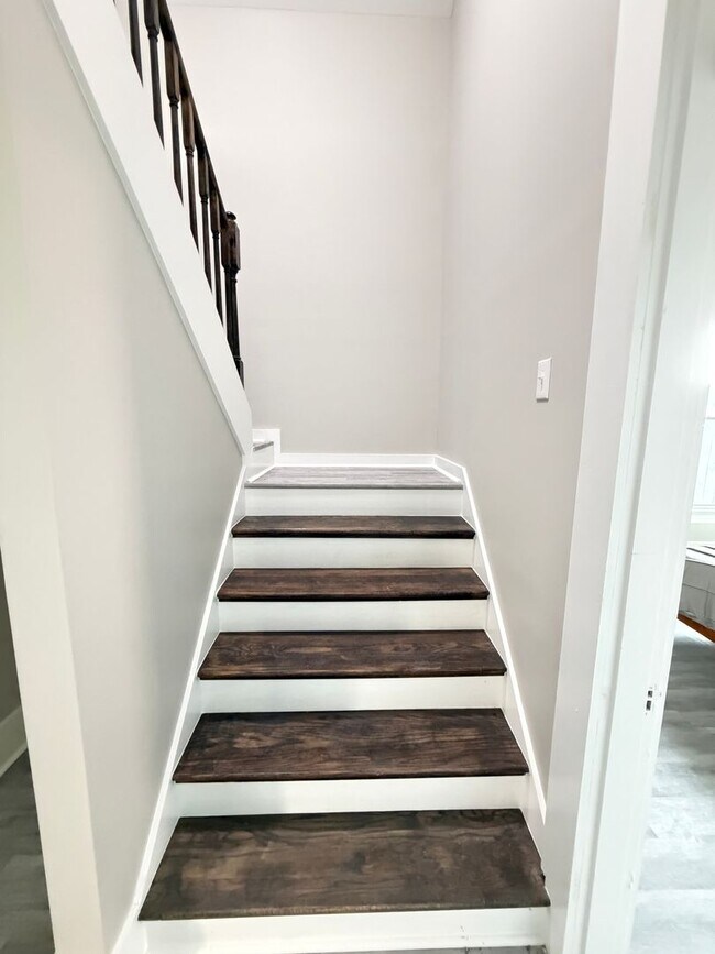 Building Photo - Huge 4 Bed and 2.5 Bath Home!