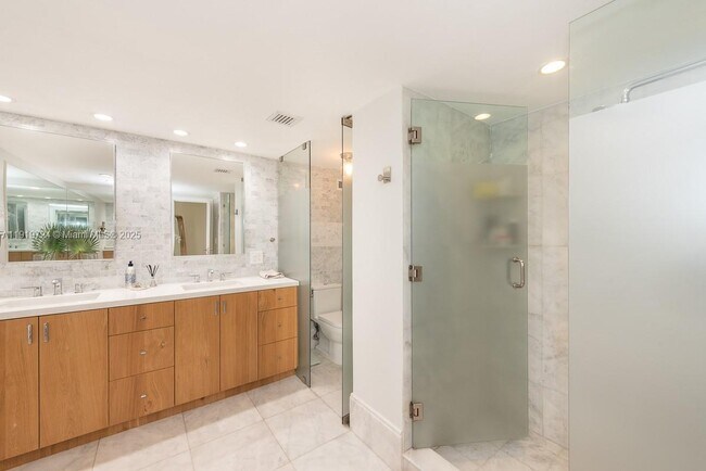 Building Photo - 1121 Crandon Blvd