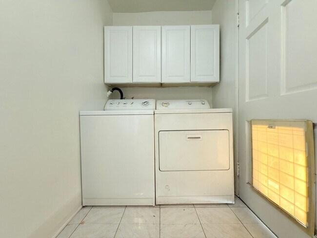 Building Photo - Bright and Spacious Two-Bedroom in Sun Valley