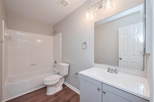 Building Photo - 12230 Hawthorne Hill Cir