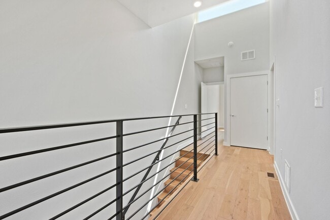 Building Photo - 2002 E 7th St