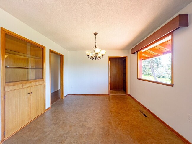 Building Photo - Charming 2 Bed / 2 Bath Home on 1.05 Acres...