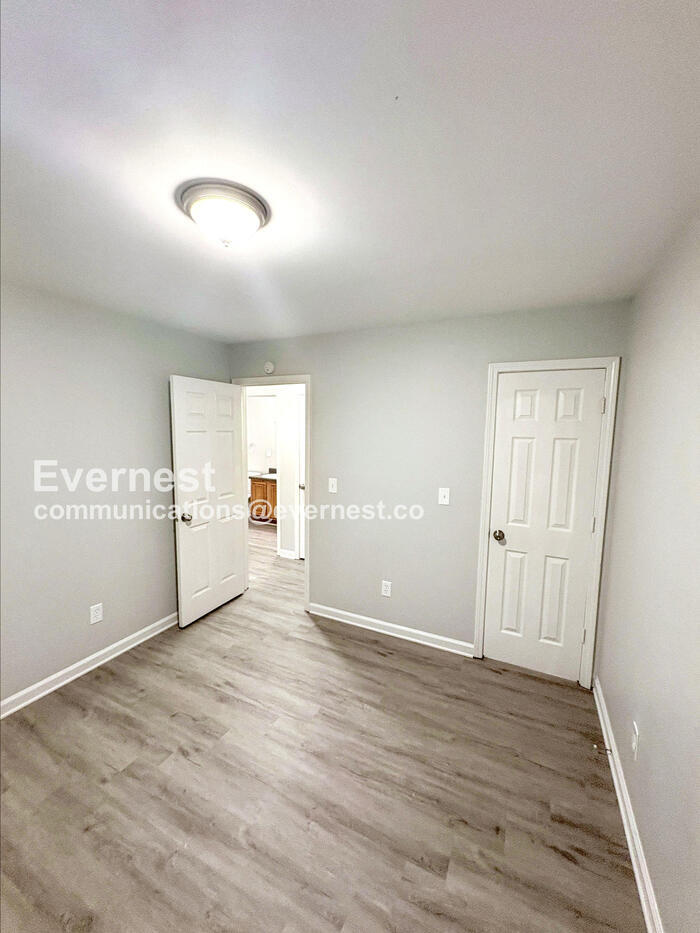 Building Photo - 581 Cedar Ave NW