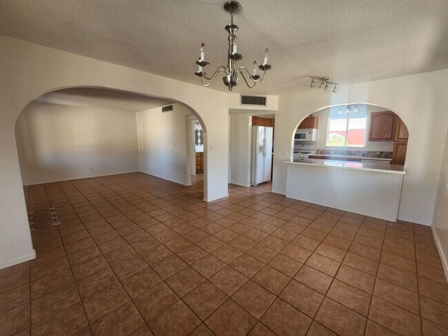 Building Photo - LARGE 3 bedroom home