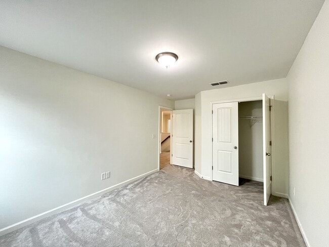 Building Photo - Huge home in Spring Hill!