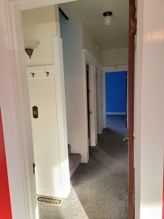 Building Photo - 3709 Hoyt Ave