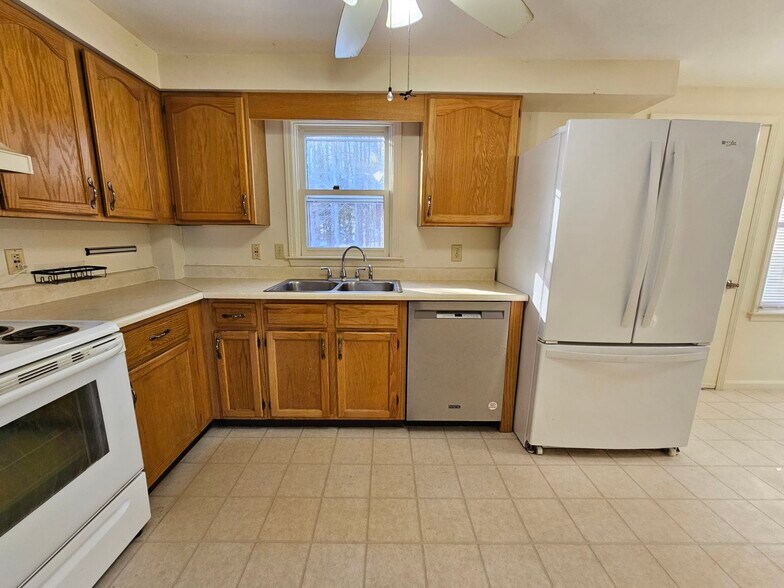 Building Photo - 27 Candlewood Ln