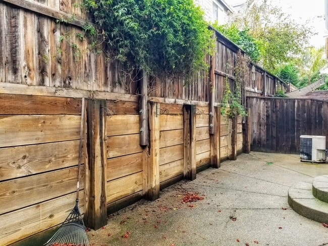 Building Photo - 2 Bedroom 2.5 Bath Home in Petaluma