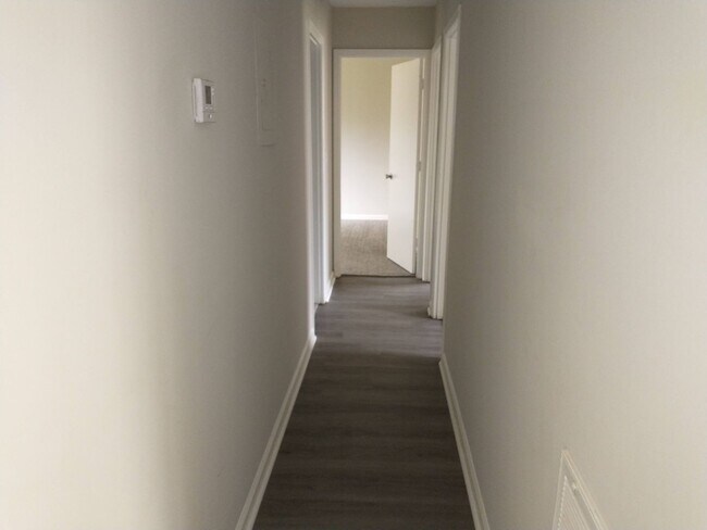 Building Photo - Nice 4/2--Move in Ready--Total Electric