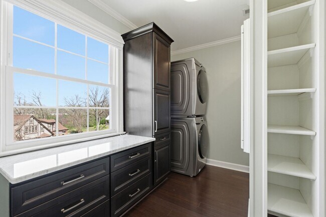 Building Photo - 1 Month's Free Rent - 5 Bedroom Home Between 12 South and Oak Hill