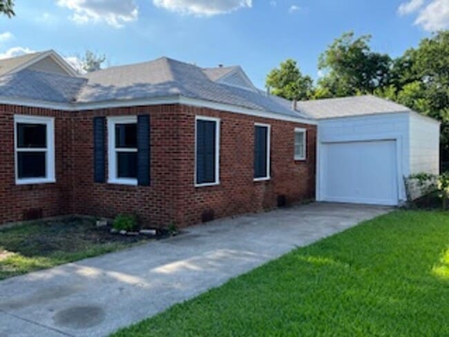 Building Photo - Affordable 2 Bedroom, 1 Bath Cottage in Bl...