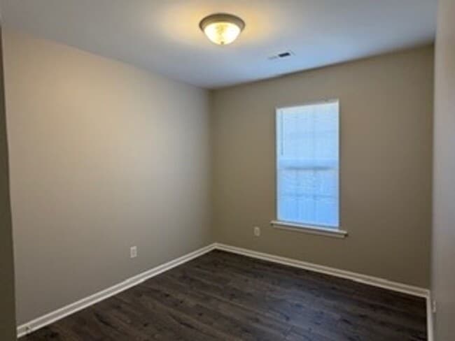 Building Photo - Like New Burlington 3 Bedroom, 2 bath w/garage - Won't Last!