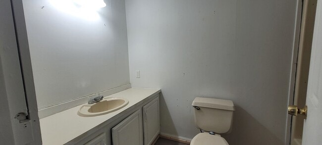 Building Photo - 3 bedroom 2 bathroom mobile home in Quarry...