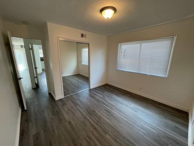Building Photo - Single Level 4 Bedroom 2 Bath Home in Seal...