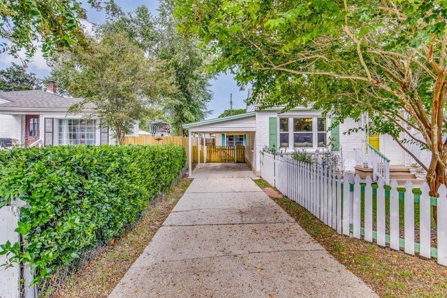 Building Photo - Super Cute Guest House!