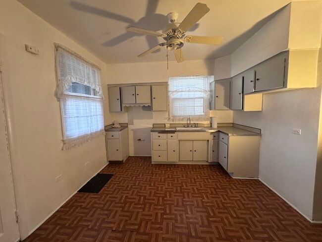 Building Photo - 2454 W Diversey Ave