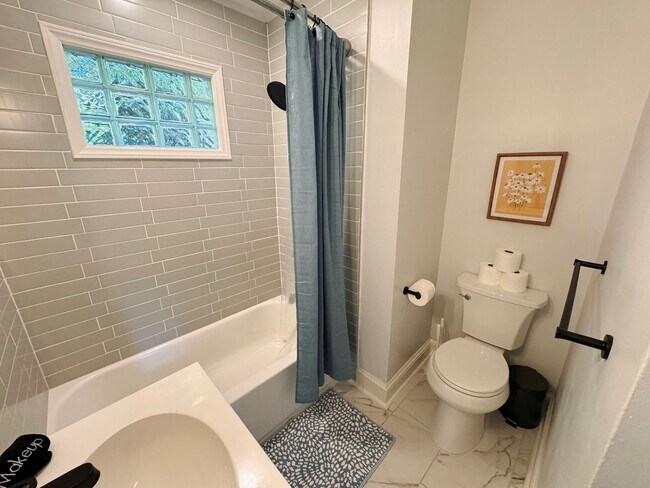 Building Photo - Renovated 2 Bed 1 Bath Home