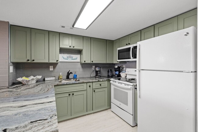 Building Photo - Sea Mark Tower – 3BR Ocean-View Condo