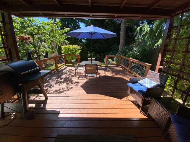 Building Photo - Quiet 3-Bed, 1.5-Bath Home with Large Encl...