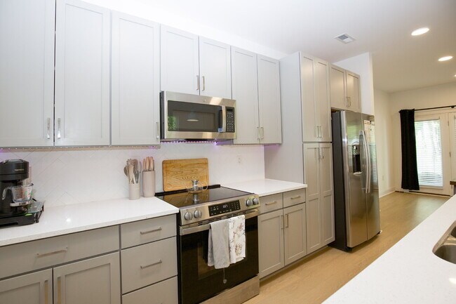 Building Photo - 381 James St