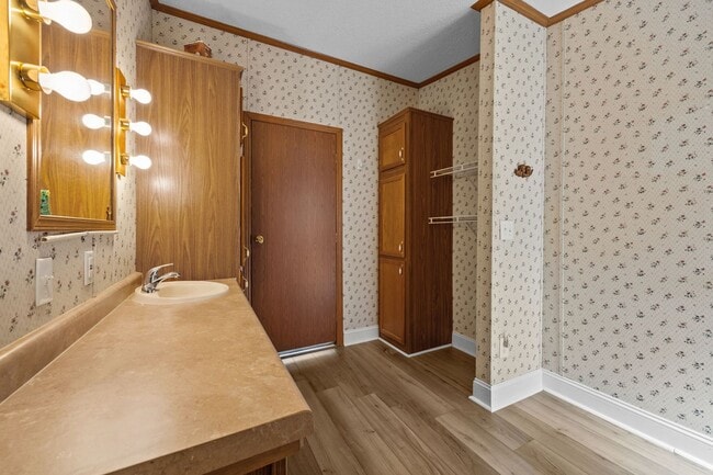 Building Photo - 4 bedroom 2 bathroom spacious home!