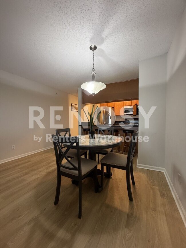 Building Photo - Available July 1st 2 Bedroom 1 Bath Condo in Minneapolis
