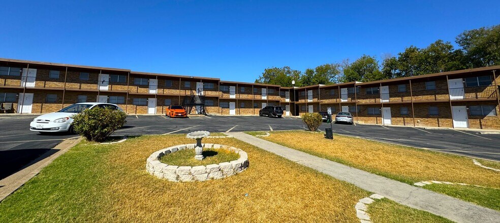 Primary Photo - 1014 N Gilmer St