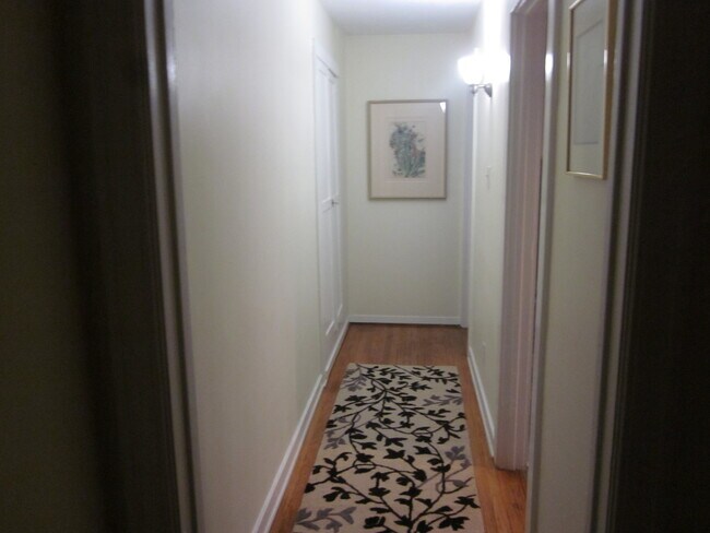 Building Photo - 832 N Detroit St