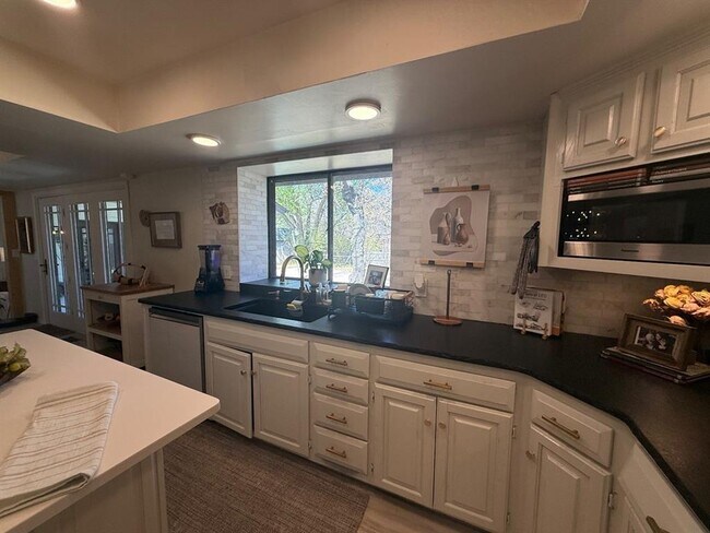 Building Photo - 1925 Bunting Ct