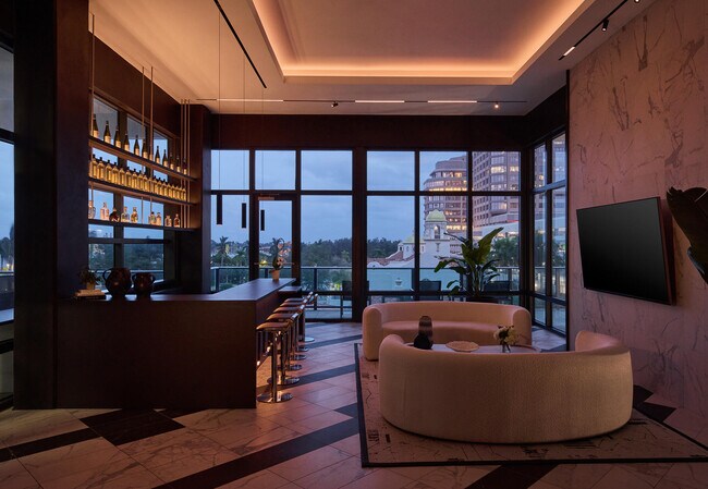 Building Photo - 695 S Olive Ave