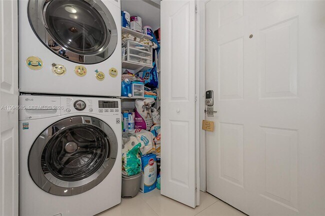 Building Photo - 2665 SW 37th Ave