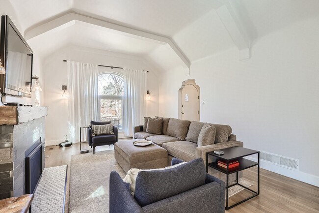 Building Photo - Available NOW! Fully Furnished 4 Bedroom 2 Bath Beautiful Home in Denver!