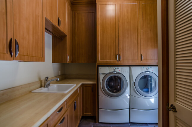 Building Photo - Beautifully Updated Private Guest House wi...