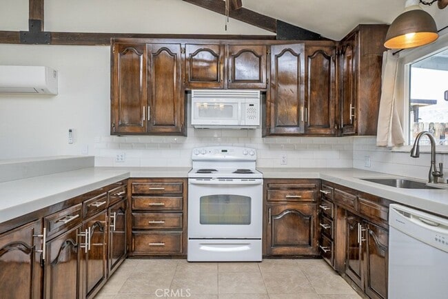 Building Photo - Beautiful 2 Bedroom Home