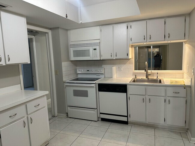 Building Photo - 3212 Strawflower Way