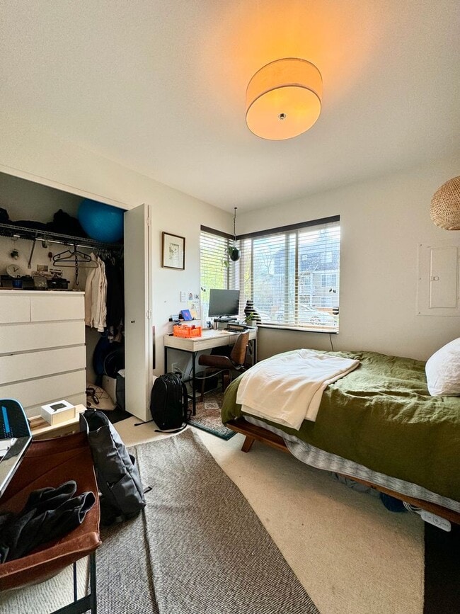 Building Photo - Ballard Townhome