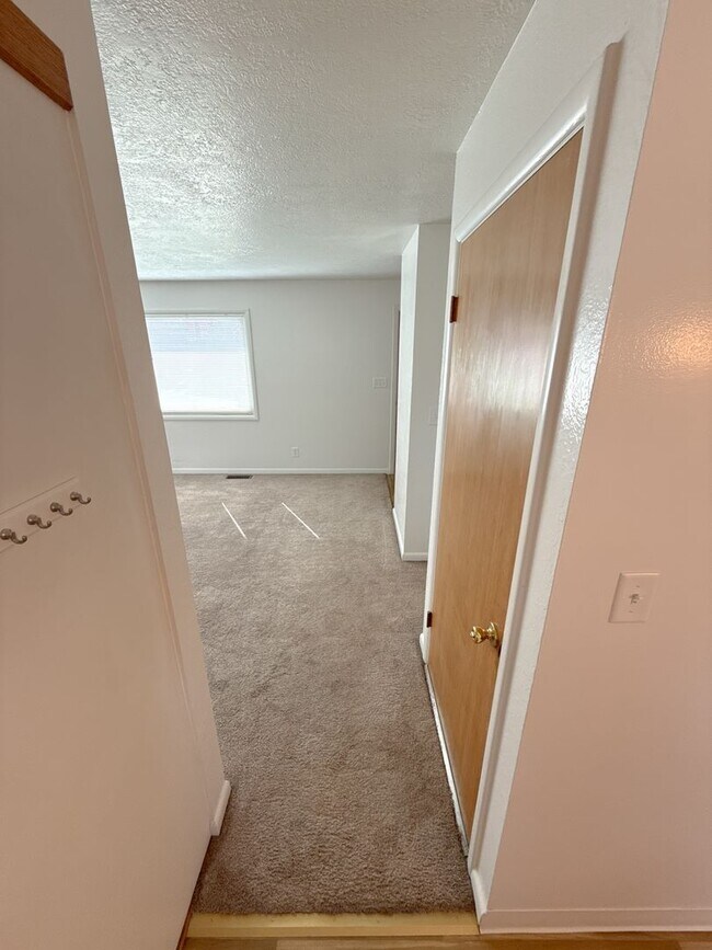 Building Photo - 3 Bedroom, 1.5 Bath House in Pacific Terrace neighborhood