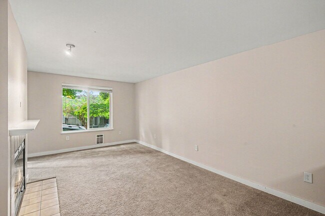 Building Photo - Charming Ground-Floor Condo in the Heart of Greenwood! $1,800 only!! August move in!