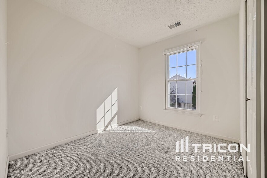 Building Photo - 9851 Bayline Cir