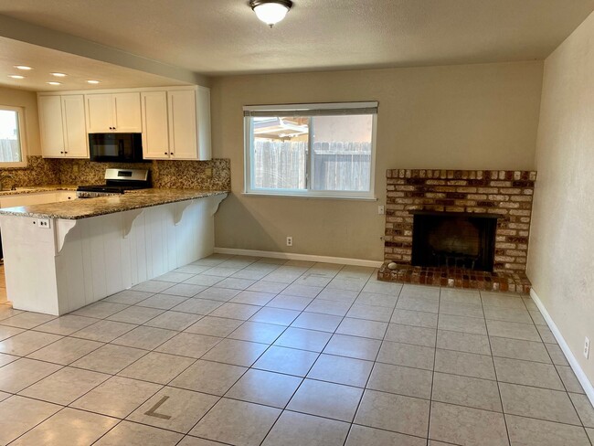 Building Photo - Single story home, large backyard, close t...
