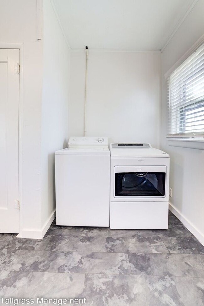 Building Photo - Charming 3/1 Near TU! Make this your new home!