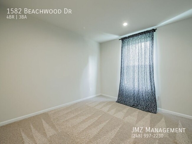 Building Photo - 1582 Beachwood Dr
